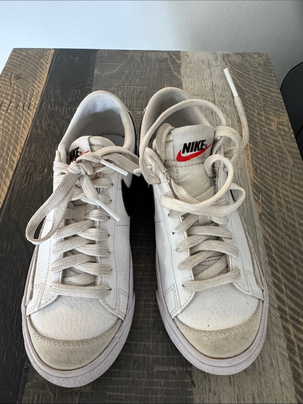 Nike youth Low-Top Sneakers in Off-White with Red Logo